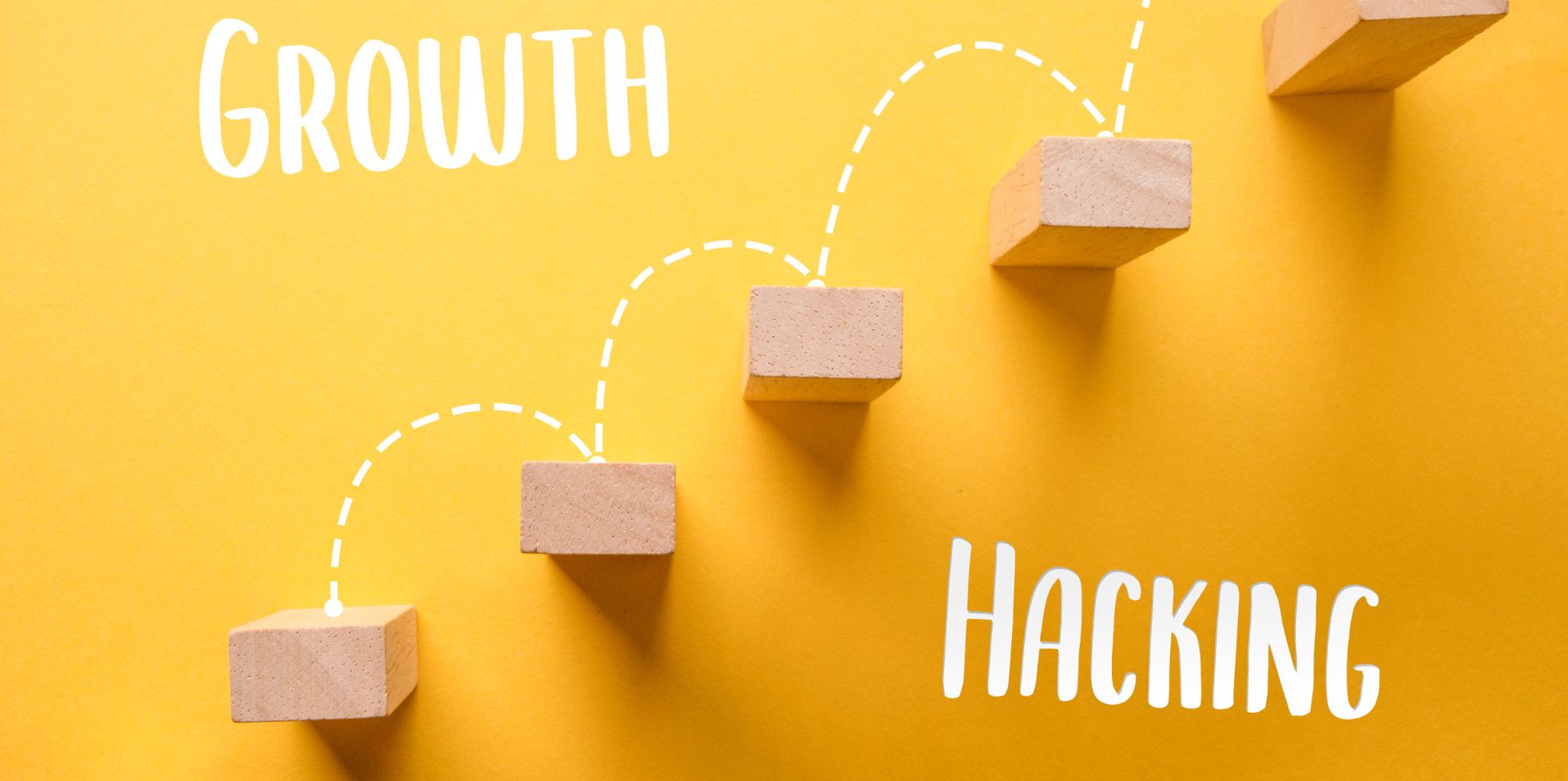 Image jaune qui illustre le growth hacking avec un escalier qui symbolise la croissance rapide