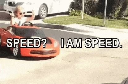 Petite fille dans une voiture d'enfant. Il est écrit "speed? I am speed." ce qui signifie "rapide? je suis rapide."