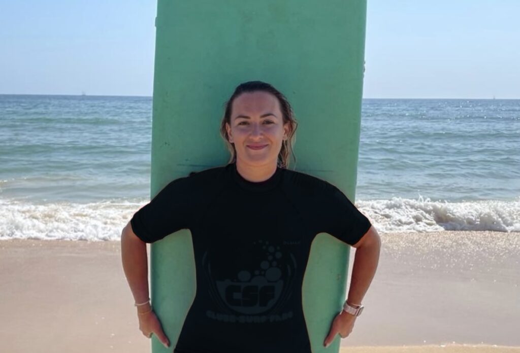 julie thibault avec une planche de surf